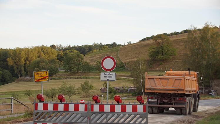 Gut im Plan liegen die Bauarbeiten an der Staatsstraße zwischen Untersteinbach und Koppenwind am sogenannten Klebheimer Berg. Die Gemeinde nutzt die Bauarbeiten des Staatlichen Bauamts, um die alte Wasserleitung nach Koppenwind zu erneuern.