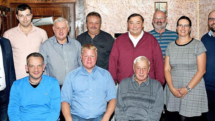 Der neu gew&auml;hlte Vorstand des SPD-Ortsvereins von Schw&uuml;rbitz (v.l.): der Michelauer SPD-Ortsvereinsvorsitzende J&uuml;rgen Spitzenberger, Vorstandsmitglied Thomas M&uuml;nch, die Gemeinder&auml;te J&uuml;rgen Eckstein, Hubert Robisch und Roland Braun, Schatzmeister Peter Lauterbach, Gemeinder&auml;tin Simone Naumann, SPD-Kreisvorsitzender Sebastian M&uuml;ller. Vordere Reihe (v.l.): Zweiter Vorsitzender Dominik Scheler, der neue Vorsitzende Peter Fack und Vorstandsmitglied Alfons Fack. Foto: Dieter Radziej