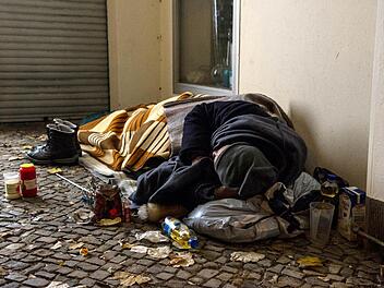 Das Bild ist aus Berlin, es hätte aber in jeder anderen Stadt geschossen werden können. In Bad Kissingen häufen sich gerade Todesfälle in der Obdachlosen-Szene. Paul Zirken