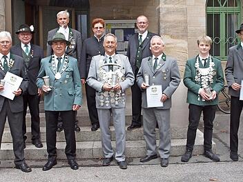 Ehrung der Königshäuser (vorne von links): Siegfried Bärnreuther, Rolf Zapf, Michael Roßbach, Stefan Heyder, Jan Butz und Lukas Beetz, hinten von links: Hans-Peter Gäbelein, Günter Schlenzig, Renate Schramm und Klaus Jentsch  Foto: Alfred Thieret