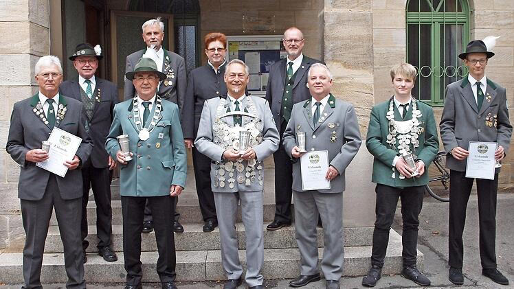 Ehrung der Königshäuser (vorne von links): Siegfried Bärnreuther, Rolf Zapf, Michael Roßbach, Stefan Heyder, Jan Butz und Lukas Beetz, hinten von links: Hans-Peter Gäbelein, Günter Schlenzig, Renate Schramm und Klaus Jentsch  Foto: Alfred Thieret