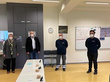 Julian Albert und Burkhard Kühn von der Bereitschaftsgruppe Münnerstadt sowie.  Bürgermeister Michael Kastl unterstützen auf verschiedene Weise die Freiherr  von Lutz Mittelschule bei den Coronatests. Rektorin Freifrau Ulrike von und zu der Tann bedankt sich dafür. Foto: Manfred Mellenthin