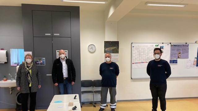 Julian Albert und Burkhard Kühn von der Bereitschaftsgruppe Münnerstadt sowie.  Bürgermeister Michael Kastl unterstützen auf verschiedene Weise die Freiherr  von Lutz Mittelschule bei den Coronatests. Rektorin Freifrau Ulrike von und zu der Tann bedankt sich dafür. Foto: Manfred Mellenthin