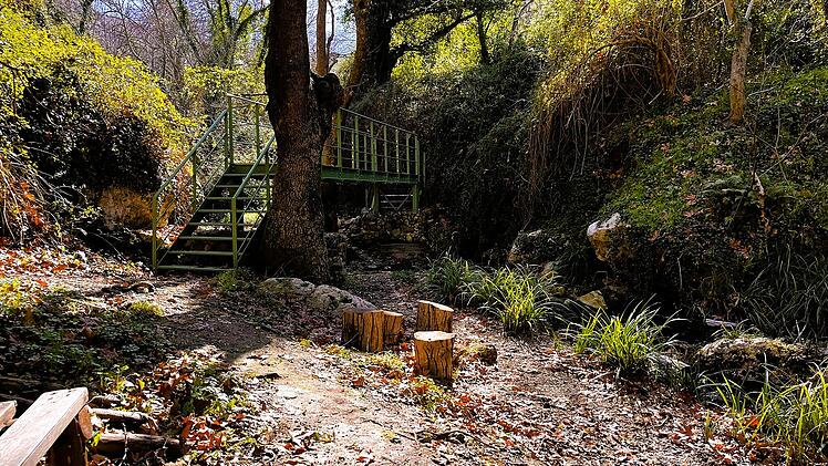 In der Myli-Schlucht erwartet dich eine abwechslungsreiche Wanderung, bei der du zwei kleinen historische Gemeinden durchwanderst.