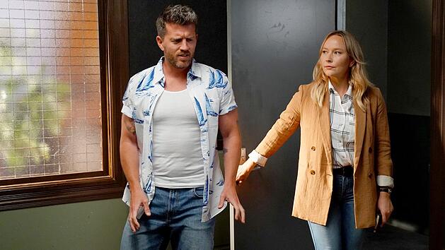 Die sich anbahnende Romanze zwischen Detective Sims (Fern Sutherland) und Glenn Tyson (Ryan O'Kane) wird nicht nur dadurch kompliziert, dass er in den Kreis der Verdächtigen gerät.