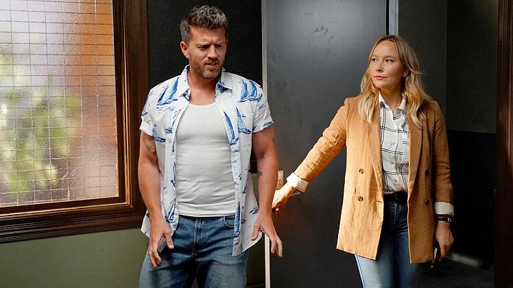Die sich anbahnende Romanze zwischen Detective Sims (Fern Sutherland) und Glenn Tyson (Ryan O'Kane) wird nicht nur dadurch kompliziert, dass er in den Kreis der Verdächtigen gerät.
