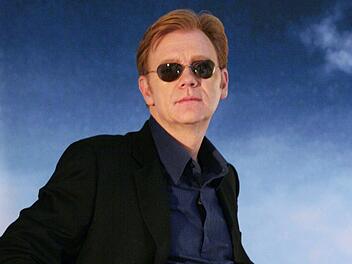 Mr. CSI: David Caruso 2002 in seiner Paraderolle als Horatio Caine, auf der Nase die legend&auml;re Silhouette Titanium 8568. Am 7. Januar vollendet der Kultstar sein 70. Lebensjahr.