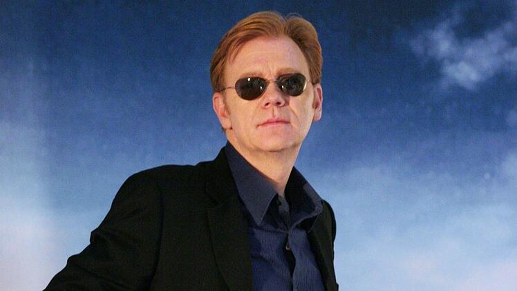 Mr. CSI: David Caruso 2002 in seiner Paraderolle als Horatio Caine, auf der Nase die legend&auml;re Silhouette Titanium 8568. Am 7. Januar vollendet der Kultstar sein 70. Lebensjahr.