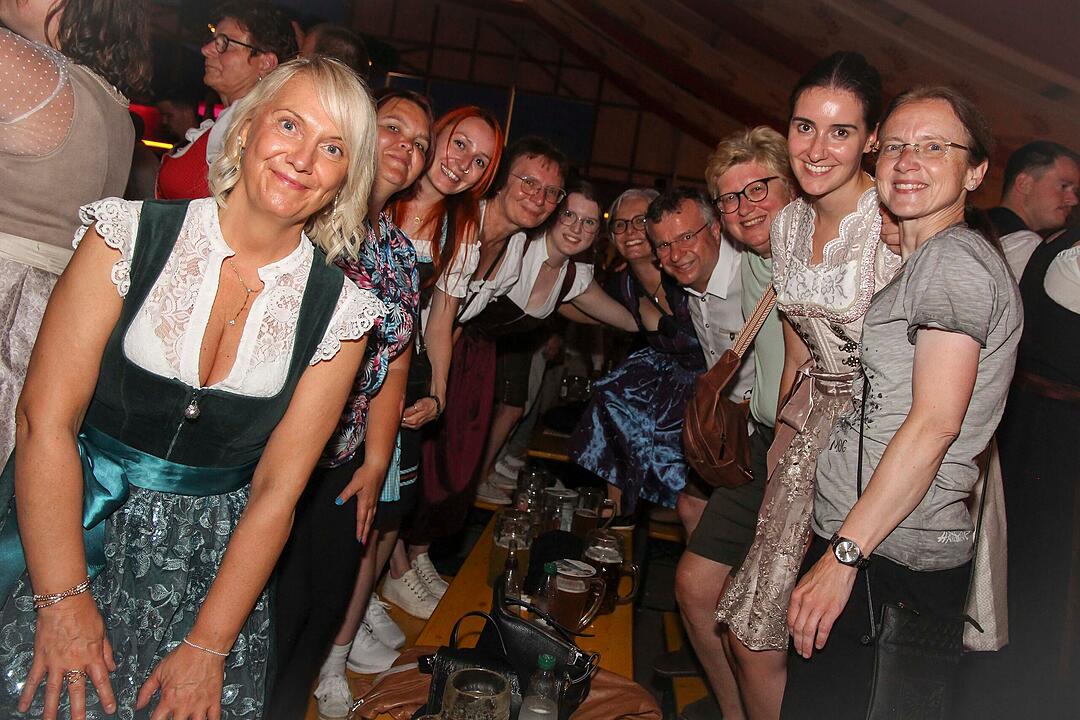 Die Stadlbesucher feierten mit den Stoapf&auml;lzer Spitzbuam.