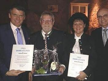 CSU-Kreisvorsitzender Steffen Vogel zeichnete mit dem Landratskandidaten Wilhelm Schneider (rechts) den CSU-Kreisgeschäftsführer Gerhard Zösch und Monika Weinbeer aus (von links). Sie gehören zu den Urgesteinen der Christsozialen im Kreis.  Foto: Günther Geiling