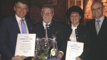CSU-Kreisvorsitzender Steffen Vogel zeichnete mit dem Landratskandidaten Wilhelm Schneider (rechts) den CSU-Kreisgeschäftsführer Gerhard Zösch und Monika Weinbeer aus (von links). Sie gehören zu den Urgesteinen der Christsozialen im Kreis.  Foto: Günther Geiling