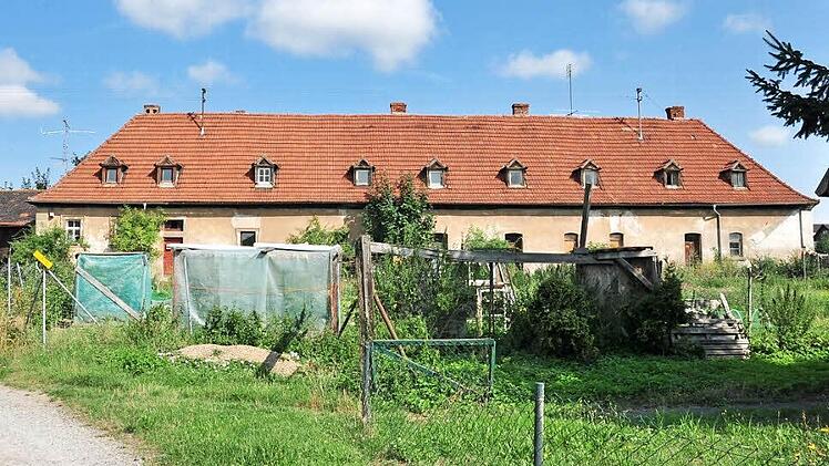 Das Wohnstallgebäude im Viehhof in Obertheres (im Bild) könnte als Haus der Vereine mit Mehrzweckräumen, Seminarräumen, Räumen für den Bürgerdienst Theres und die Bürgerbuszentrale dienen. Foto: Ulrike Langer