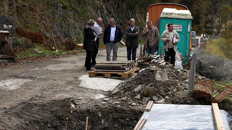 Der Kreisrechnungsprüfungsausschuss war unter anderen bei der KC 23 zwischen Nordhalben und Heinersberg, um die aufwändige Baumaßnahme in Augenschein zu nehmen.  Foto: Michael Wunder