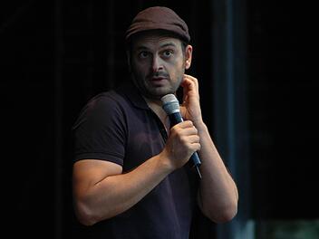 Stets den passenden Blick parat: Kaya Yanar ist ein Bühnenprofi.  Fotos: Sebastian-Schmitt-Mathea