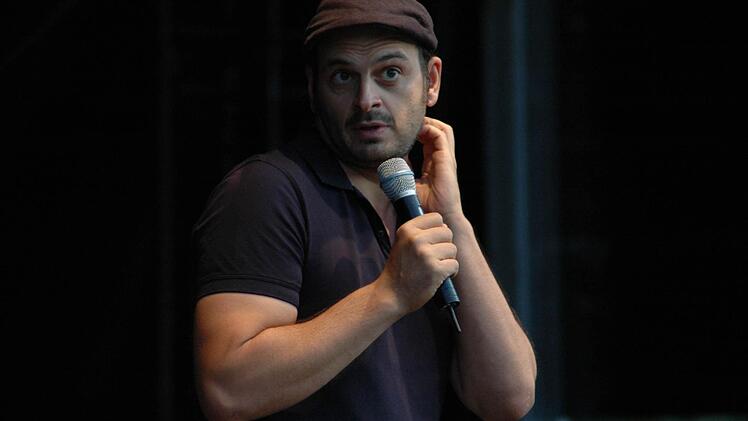 Stets den passenden Blick parat: Kaya Yanar ist ein Bühnenprofi.  Fotos: Sebastian-Schmitt-Mathea