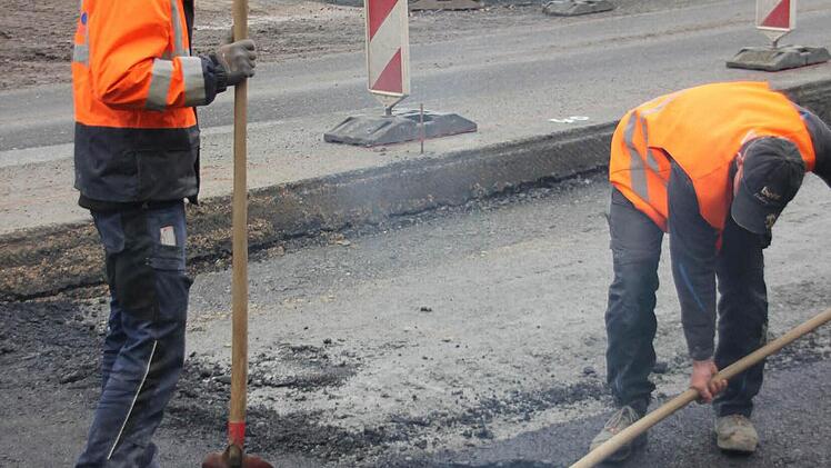Mit Schaufeln graben die Bauarbeiter nach den Wasserschiebern.  Foto: Friedwald Schedel