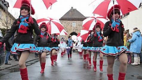 Die Garde marschiert mit Regenschirm.