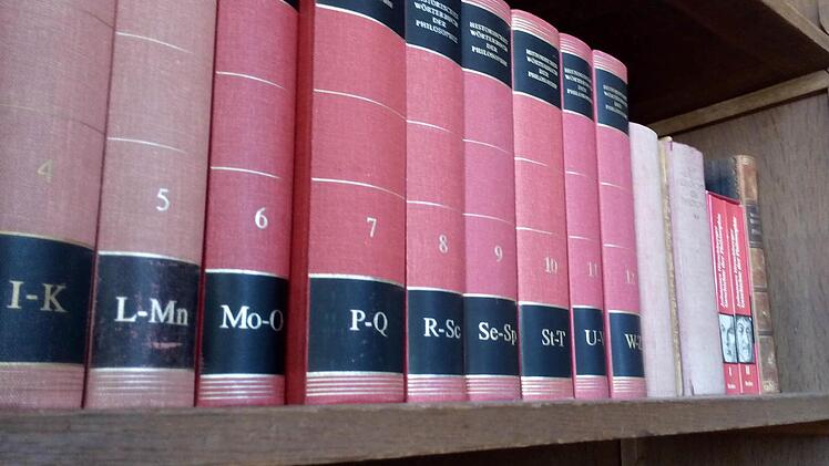 In seinem Büro stehen viele Bücher... Foto: Ulrike Müller