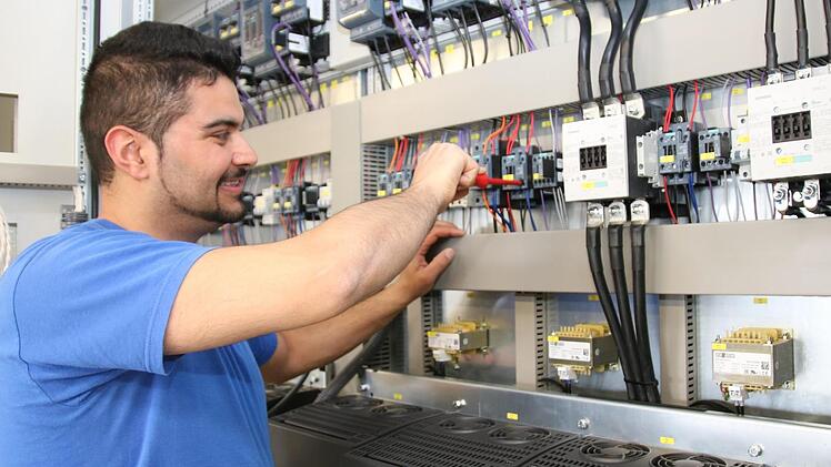 Die Mitarbeiter der Marktleugaster Firma Lochner arbeiten jetzt für Hermos. So auch Schaltanlagenbauer Derman Kosar (Bild), der froh ist, dass es nach der Insolvenz seines bisherigen Arbeitgebers weiter geht. Foto: Alexander Hartmann