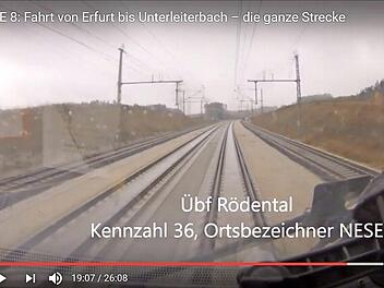 Vier Gleise lassen erkennen, dass sich der Zug im Überholbahnhof Rödental befindet. Von der Landschaft sieht der Lokführer im Test-ICE wenig. Foto: Screenshot aus dem Video