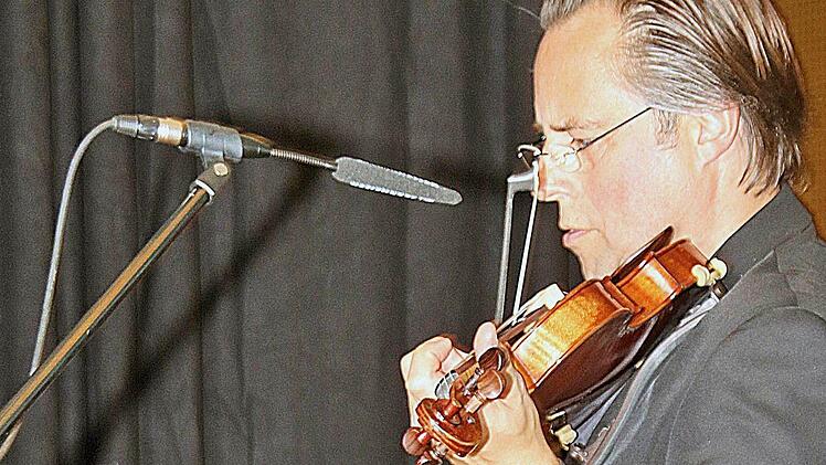 Das Duo Barbara Moritz und Matthias Klink sorgte für die feierliche musikalische Umrahmung der Freisprechungsfeier für die 116 neuen Bestatter. Foto: Dieter Britz