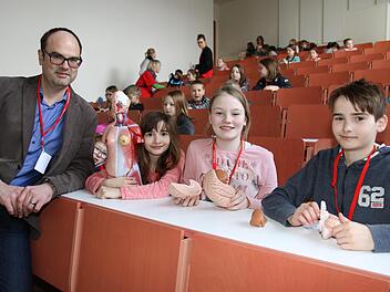Was passiert eigentlich im Geist und im Gehirn, während wir denken und fühlen? Professor Niko Kohls ging mit den Kindern nicht nur dieser Frage nach.Foto: Wolfgang Desombre