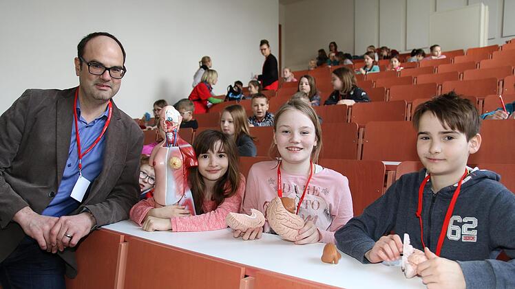 Was passiert eigentlich im Geist und im Gehirn, während wir denken und fühlen? Professor Niko Kohls ging mit den Kindern nicht nur dieser Frage nach.Foto: Wolfgang Desombre