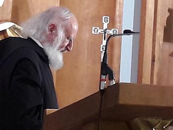 Pater Anselm Grün war in Nüdlingen zu Gast und sprach von den Gipfeln  Tälern des Lebens. Foto: Hartmut Hessel