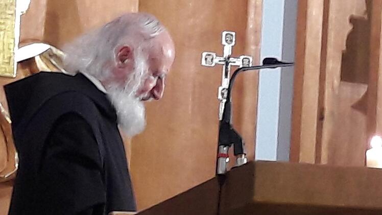 Pater Anselm Grün war in Nüdlingen zu Gast und sprach von den Gipfeln  Tälern des Lebens. Foto: Hartmut Hessel