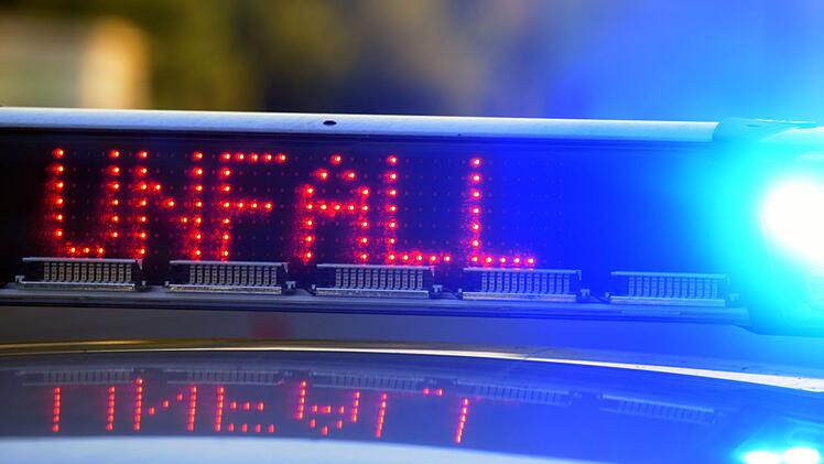 Bei einem schweren Verkehrsunfall im Landkreis Ansbach ist ein Mann ums Leben gekommen. Foto: Stefan Puchner/dpa