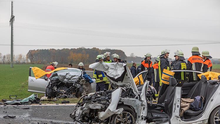 Frontalcrash bei Ornau im Landkreis Ansbach. F&uuml;r einen 75-J&auml;hrigen kam leider jede Hilfe zu sp&auml;t. Der Autofahrer starb noch am Unfallort. Ein weiterer verletzte sich lebensgef&auml;hrlich. Foto: NEWS5 / Goppelt