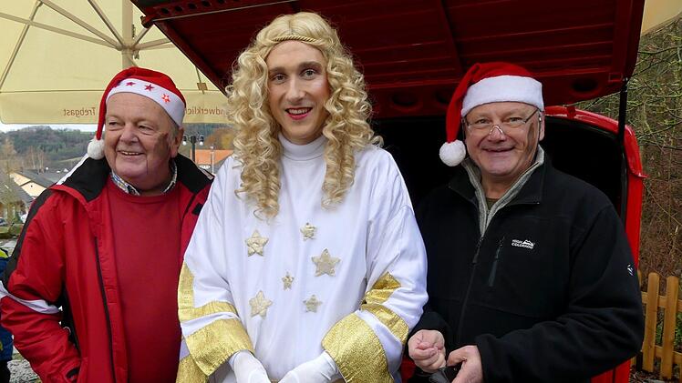 Das Christkindla trifft zwei Weihnachtsmänner.  Foto: Dieter Hübner