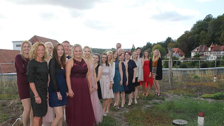 Festlich gekleidet waren die 17 Absolventen der Krankenpflegeschule der Helios-Frankenwaldklinik Kronach, als sie den Abschluss ihrer Ausbildung feierten.Veronika Schadeck