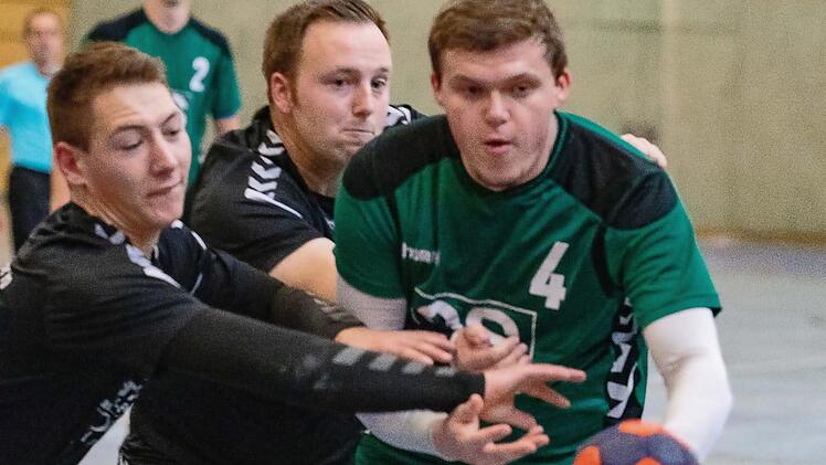 Mit vier Treffern war der Weidhausener Florian Büttner (rechts) am Erfolg seiner Mannschaft in Ebern beteiligt.  Foto: Klaus Gagel