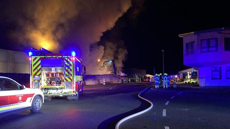Der Feuerschein des Brandes auf dem Recyclinghof in Heubisch war weithin sichtbar.  Foto: Sandro Löffler