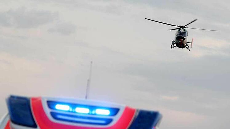 Im Landkreis Miltenberg sind zwei Autos miteinander kollidiert. Die Autofahrenden wurden durch die Kollision teils lebensgefährlich verletzt.
