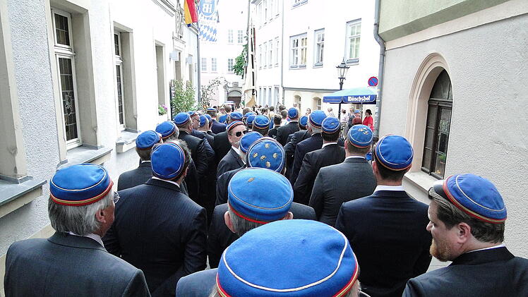 Coburger Convent 2022 findet mit Fackelzug statt: Umstrittenes Ritual sorgt für hitzige Debatte
