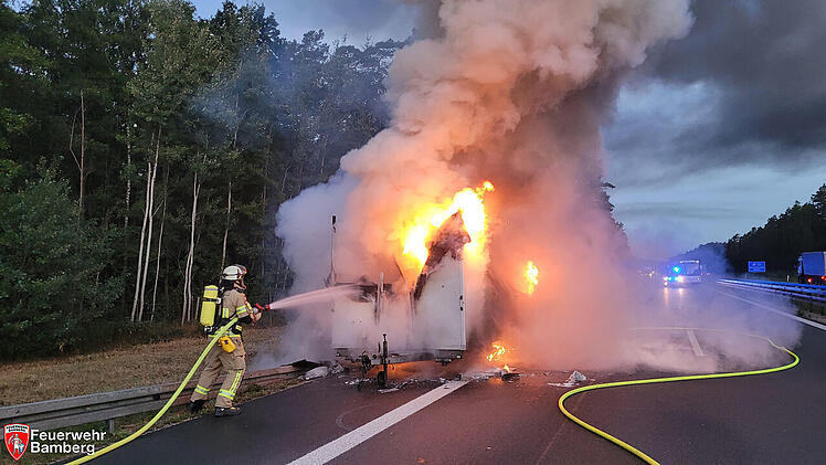 Grillwagen-Anhänger brennt auf A73 bei Bamberg