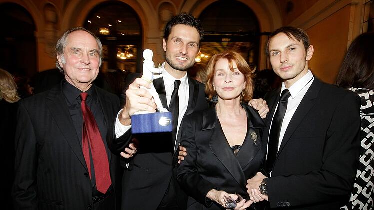 Familienfeier beim Bayerischen Filmpreis 2010: (von links): Michael Verhoeven, Simon Verhoeven, Senta Berger und Luca Verhoeven.