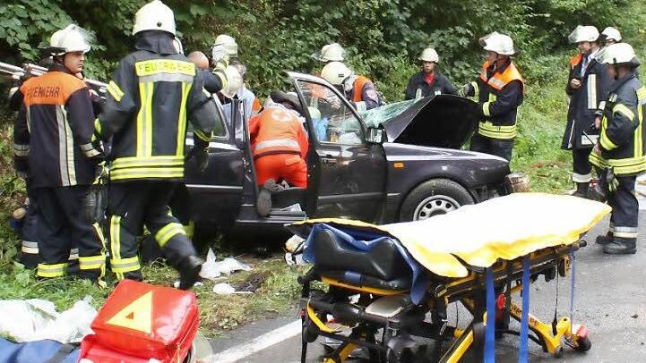 Bei diesem Horror-Crash im August 2012 auf der B 287 wurden drei Menschen verletzt. Wie durch ein Wunder hat niemand sein Leben verloren.   Foto: Edgar Bartl / Archiv