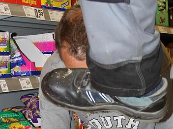 Diese beiden Männer stellen nach, was am 17. November 2012 in einem Supermarkt in Wildflecken geschah. Foto: Ulrike Müller