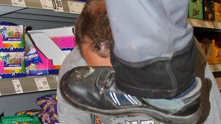 Diese beiden Männer stellen nach, was am 17. November 2012 in einem Supermarkt in Wildflecken geschah. Foto: Ulrike Müller