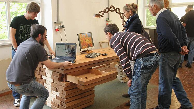 Auf viel Beachtung stieß auch dieses Meisterstück eines Schreibtisches mit zahlreichen technischen Raffinessen. Foto: Günther Geiling