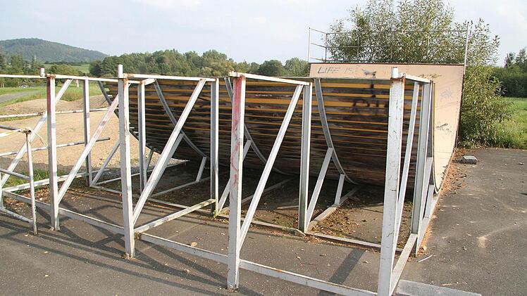 Das Gerüst auf der einen Seite der Skaterbahn ist schon abmontiert - die Bahn ist alt und gefährlich.