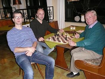 Die Besten der Wildfleckener Schach-Ortsmeisterschaft sind Martin Eisenmann (3.), Paul Asselborn (1.) und Klaus Hamelmann (2.). Foto: SV Wildflecken