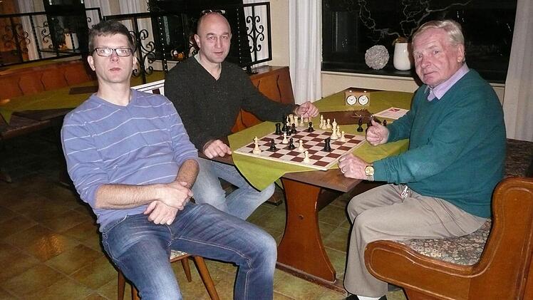 Die Besten der Wildfleckener Schach-Ortsmeisterschaft sind Martin Eisenmann (3.), Paul Asselborn (1.) und Klaus Hamelmann (2.). Foto: SV Wildflecken