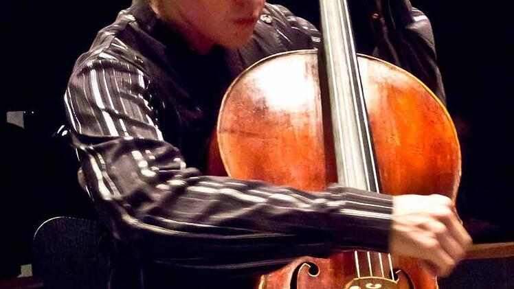 Witziger Rollentausch: Pianist Nicolai Gerassimez am Violoncello.Foto: Jochen Berger