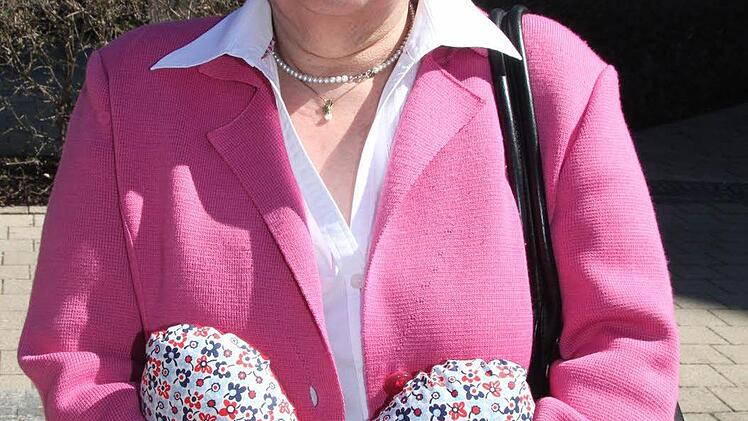 Brigitte Schorr, die Mutter von Diana Miskkolci, hat angefangen, Herzkissen zu nähen. Die Kissen hat ursprünglich eine dänische Krankenschwester nach einem Kongress aus Amerika nach Europa gebracht.