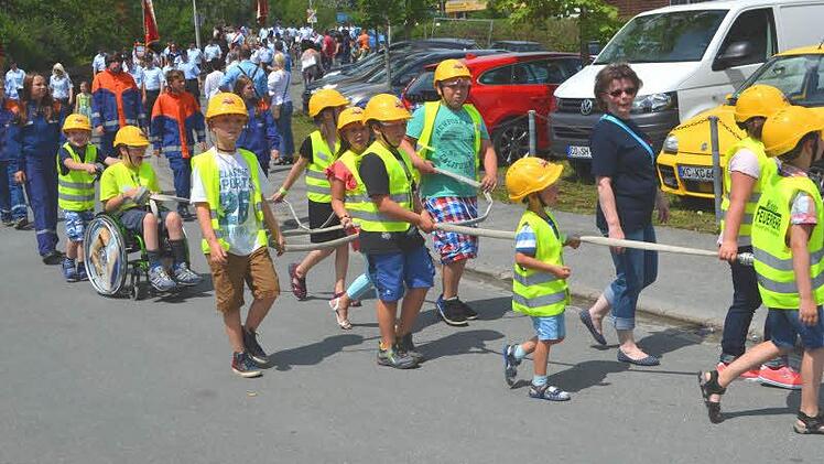 Für die Kinderfeuerwehr war es etwas Besonderes, zum ersten Mal dabei zu sein; es folgt die Jugendfeuerwehr.
