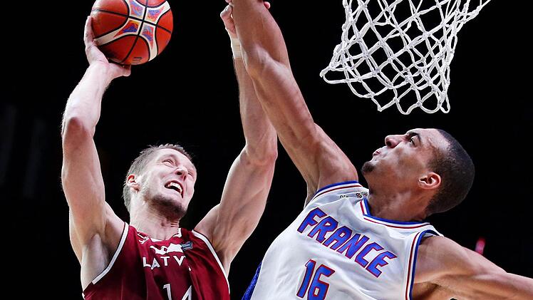Klar unterlegen waren die Letten unter dem Korb. Hier versucht sich Kaspars Berzins (links) gegen Frankreichs Rudy Gobert, der neben seinen 13 Punkten noch auf drei geblockte Würfe kam. Foto: Sebastian Nogier
